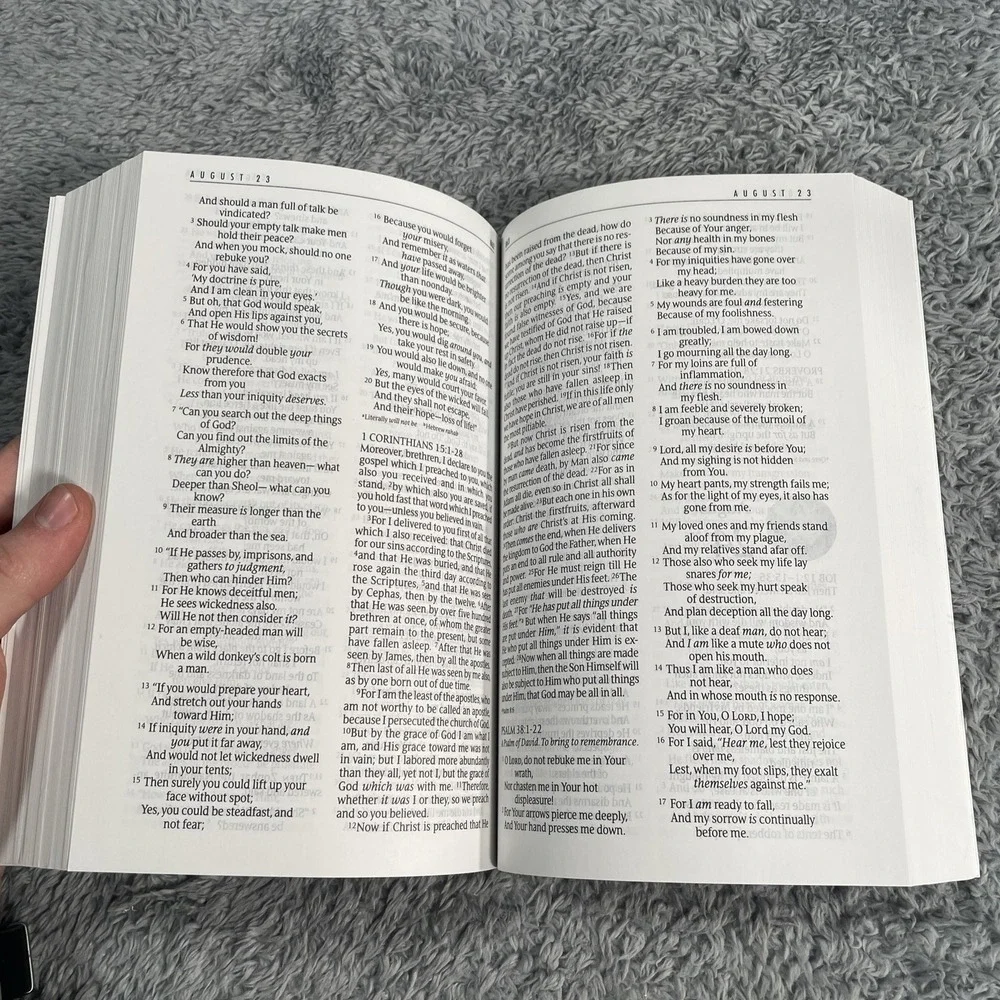 The One Year Bible NKJV (Softcover) the Entire Bible in 365 Readings Daily